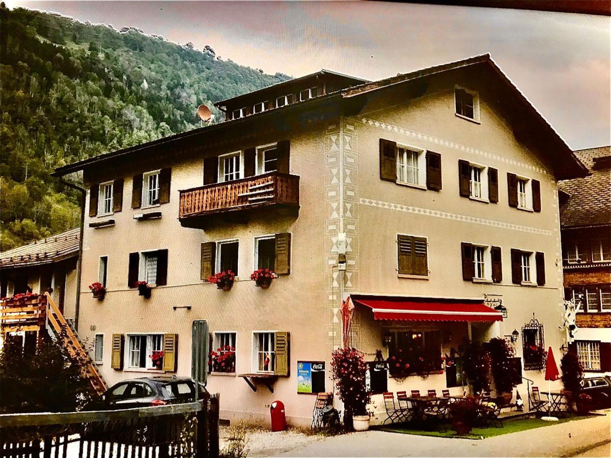 Alte Post Mit Geschichte Und Restaurant Apartment Tavanasa Екстериор снимка