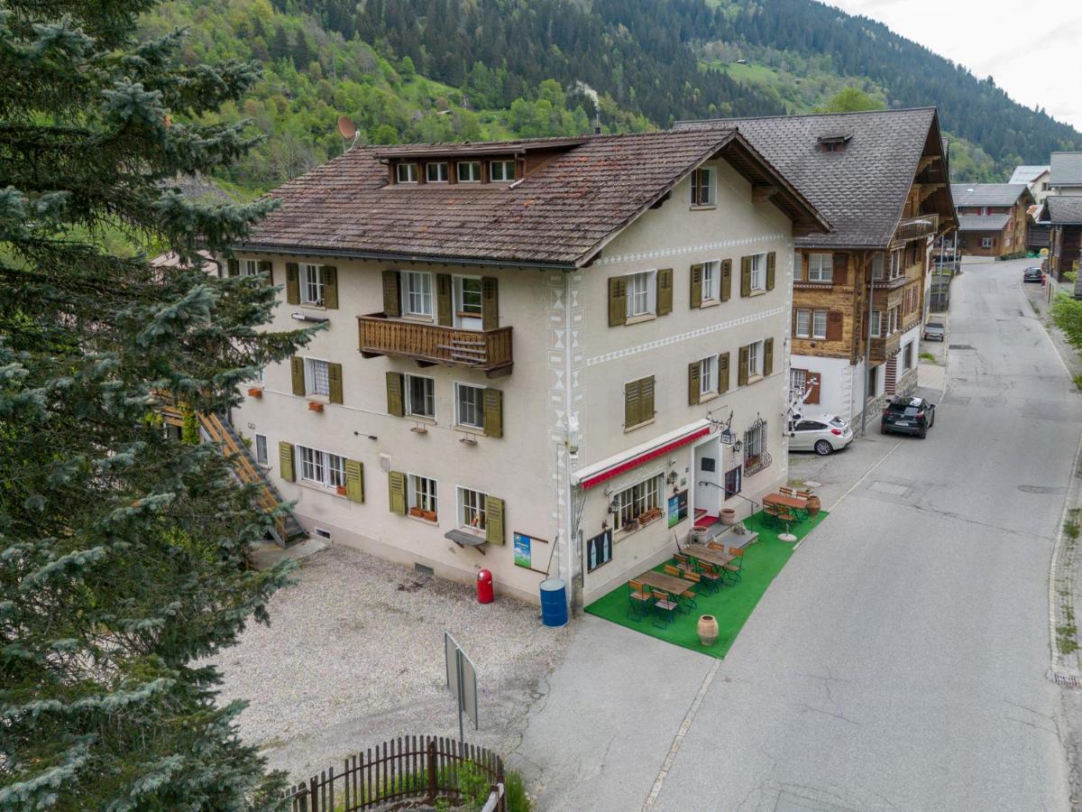 Alte Post Mit Geschichte Und Restaurant Apartment Tavanasa Екстериор снимка